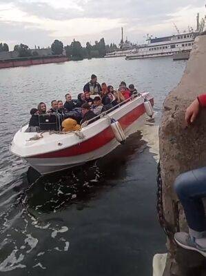 Жителей Херсонской области эвакуируют: людей везут на автобусах, катерах, лодках (ФОТО)
