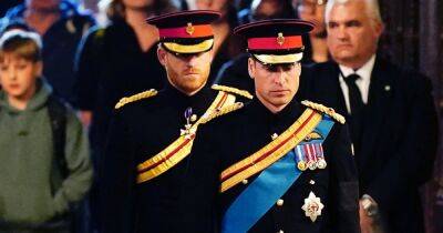 Принцу Гарри разрешили надеть военную форму на бдение внуков королевы у ее гроба