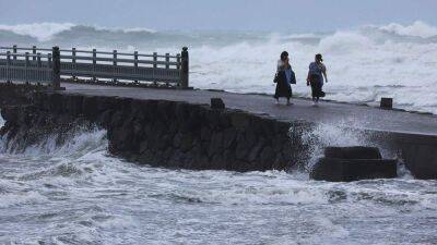 Япония хочет эвакуировать миллионы людей из-за сверхмощного тайфуна