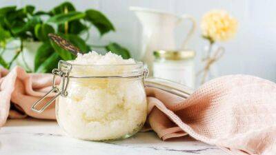 Помощник осени: как приготовить универсальный сахарный скраб для кожи дома