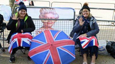 Последние часы до похорон: британцы отдают дань уважения Елизавете II