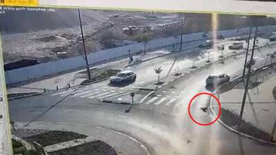 Видео: малыш вывалился из окна едущей машины в Харише
