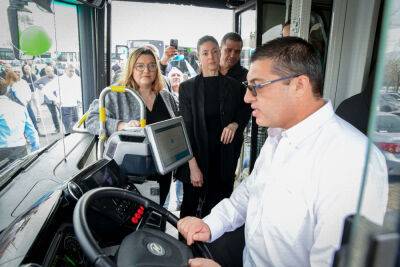 В центре Израиля появилась возможность оплачивать проезд в автобусе без специальных карточек и апликаций