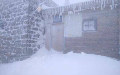 Погода в Карпатах ухудшилась: в горах снег и мороз