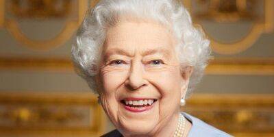 Королева улыбается. Представлен последний официальный портрет Елизаветы II