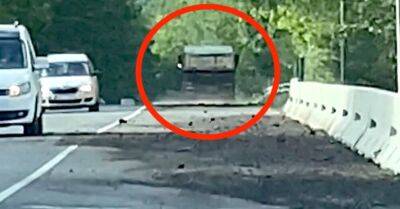 ВИДЕО: На Яунциема гатве из грузовика на дорогу сыпется песок и камни