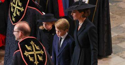 Роскошная Кейт Миддлтон приехала на похороны королевы со старшими детьми (фото)