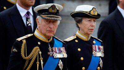 С грустью и слезами: королевская семья проводит Елизавету II в последний путь