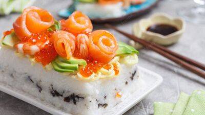 Альтернатива японським ролам: готуємо суші торт з лососем без зайвих труднощів