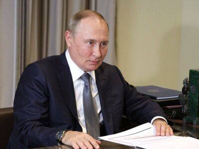 Путин велел сохранить сбалансированность бюджета в ближайшие три года