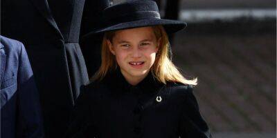 Трогательное прощание с прабабушкой. Принцесса Шарлотта впервые надела шляпу и особенную брошь на похороны Елизаветы II