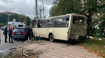 В Киеве маршрутка попала в аварию, много пострадавших