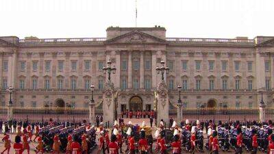 Елизавета II в последний раз побывала у ворот Букингемского дворца: как персонал встречал королеву