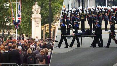 Полицейский потерял сознание на похоронах королевы Елизаветы II: такое уже случалось во время караула