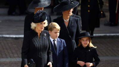 На прощании с прабабушкой: принцесса Шарлотта впервые предстала в шляпке и с брошью