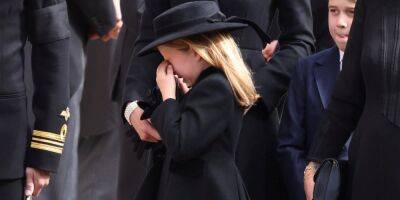 «Бедная маленькая куколка». Принцесса Шарлотта, расплакавшаяся на похоронах королевы Елизаветы II, растрогала Сеть