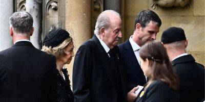 Бывший король Испании Хуан Карлос, живущий в изгнании, воссоединился с семьей на похоронах Елизаветы II