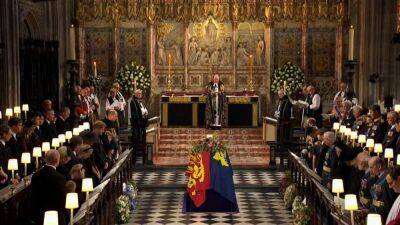 Гроб Елизаветы II опустили в Королевский склеп: члены семьи покинули часовню
