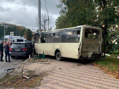 В столичную маршрутку врезался “Мерседес”: 23 человека получили травмы (ФОТО)