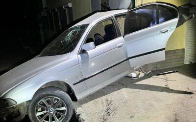 Пьяный водитель под Одессой направил авто в стену чужого дома: младший пассажир погиб (ФОТО)