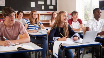 Полезно ли сидеть в классе с прямой спиной? В Израиле нашли ответ