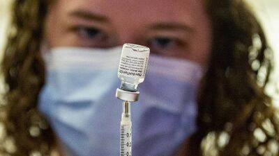 ЕС сертифицировал новые вакцины Pfizer и Moderna от коронавируса