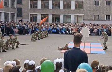 Смелая белоруска провела антивоенную акцию на школьной линейке в Новополоцке