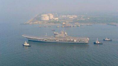 ВМС Індії прийняли на озброєння авіаносець власного виробництва (відео)