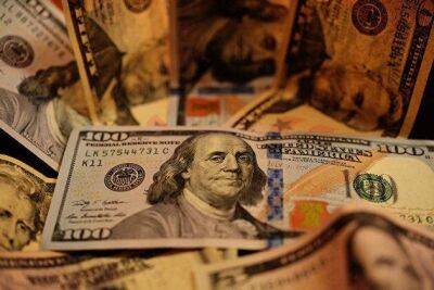 Курс доллара сохраняет стабильность против основных мировых валют в ожидании повышения ставок ФРС