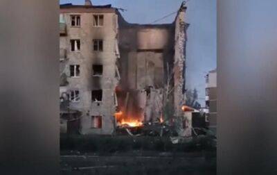 Ночной удар по Бахмуту: под завалами многоэтажки могут быть люди