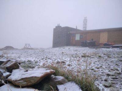 На горе Поп Иван в Карпатах начался снегопад: туристов просят сидеть дома (ВИДЕО)