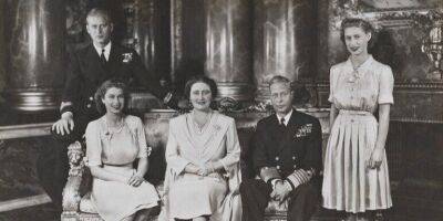 С мужем, отцом, матерью и сестрой. Королевская семья поделилась символичным фото Елизаветы II