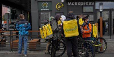«Дело не только в бигмаках». McDonald’s вернулся в Украину: киевляне обрушили на рестораны лавину заказов и расхватали курьеров — фото