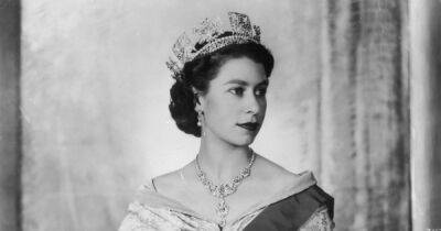 Ландыши и британский флаг. Как во время Лондонской недели моды почтили память королевы Елизаветы