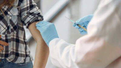 Как украинцам в Польше записаться на четвертую прививку от коронавируса