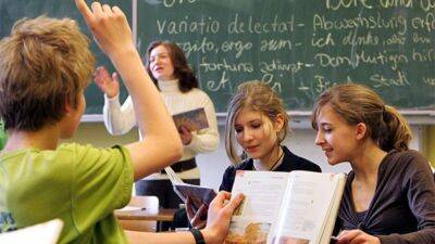 Списки, цветные тетради, дополнительные уроки: украинка рассказала, как собирала сына в немецкую школу