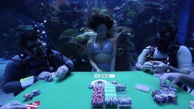 Рыбалка, стриптиз и покер под водой: самые необычные турниры в истории покера