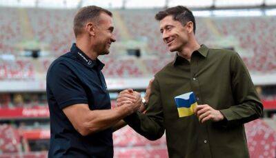 Шевченко передал Левандовски капитанскую повязку в цветах Украины