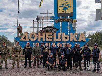 На стеле на админгранице Донецкой и Луганской областей подняли украинский флаг