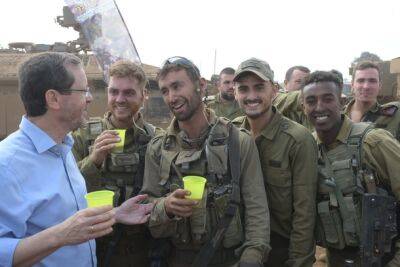 Президент Израиля посетил солдат на Голанах на еврейский Новый год