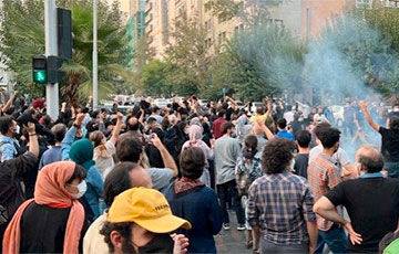 В Иране усилились протесты из-за гибели девушки, избитой полицейскими в участке