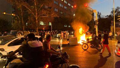 "Смерть диктатору!" – в Иране продолжаются протесты