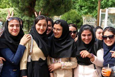Али Хаменеи - Амини Махсы - В ходе протестов в Иране есть новые убитые, в том числе, полицейский - news.israelinfo.co.il - Иран - Тегеран