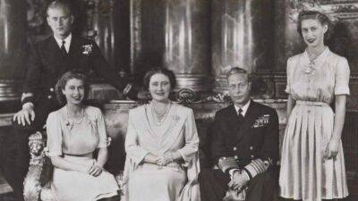 Королевский дворец показал редкое фото Елизаветы II с мужем, родителями и сестрой