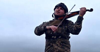 "Застали красоту": украинский военный сыграл на скрипке на передовой (видео)