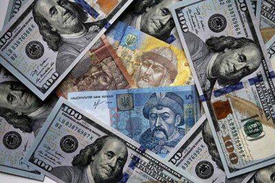 УНИАН: курс гривны в обменниках упал относительно доллара на 22 копейки