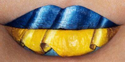 Королева лип-арта. Звездная визажистка Влада Хаггерти создает макияж губ в цветах украинского флага, чтобы помочь Украине