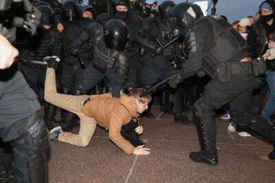 "путина в окопы": более 700 человек задержаны по всей россии на антимобилизационных митингах