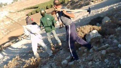 Военный суд освободил палестинца, избившего мотыгой еврея неподалеку от Кирьят-Арбы