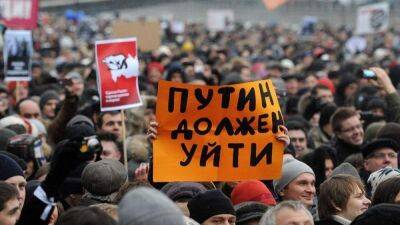 В Москве на протесте кричат "путина – в окопы", в Петербурге людей задерживают и избивают
